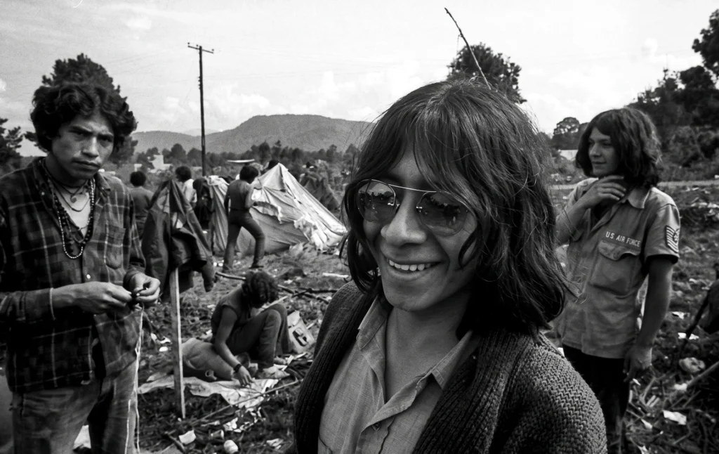 Multitud de jóvenes durante el Festival de Avándaro en 1971, el evento cúspide del rock mexicano que dio origen a la época de los Hoyos Fonquis. Imagen histórica de la contracultura en México.