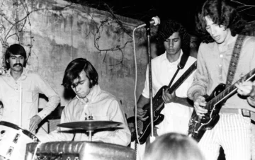 Hoyos Fonquis: Los templos de la resistencia y el rock en la CDMX Integrantes de la banda La Revolución de Emiliano Zapata durante la época de los Hoyos Fonquis en México. Fotografía de archivo que captura la estética psicodélica y el movimiento del rock chicano.
