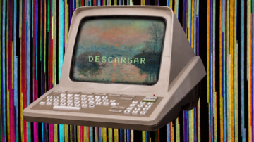 Lista de museos que permiten descargar arte gratuito Pantalla de una computadora retro Minitel francesa de 1982 mostrando la obra impresionista Impresión sol naciente de Claude Monet con la palabra DESCARGAR superpuesta en formato digital pixelado.