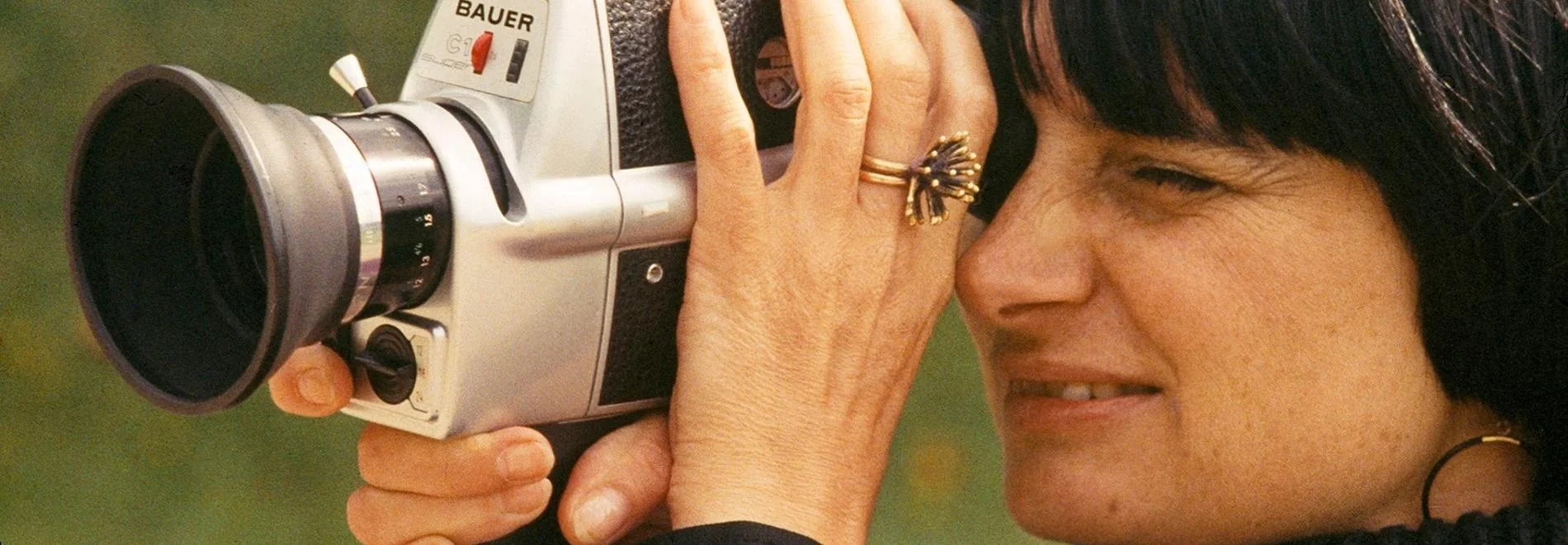Agnés Varda joven operando una cámara de cine Arriflex durante el rodaje de una de sus primeras películas, precursora de la Nouvelle Vague.