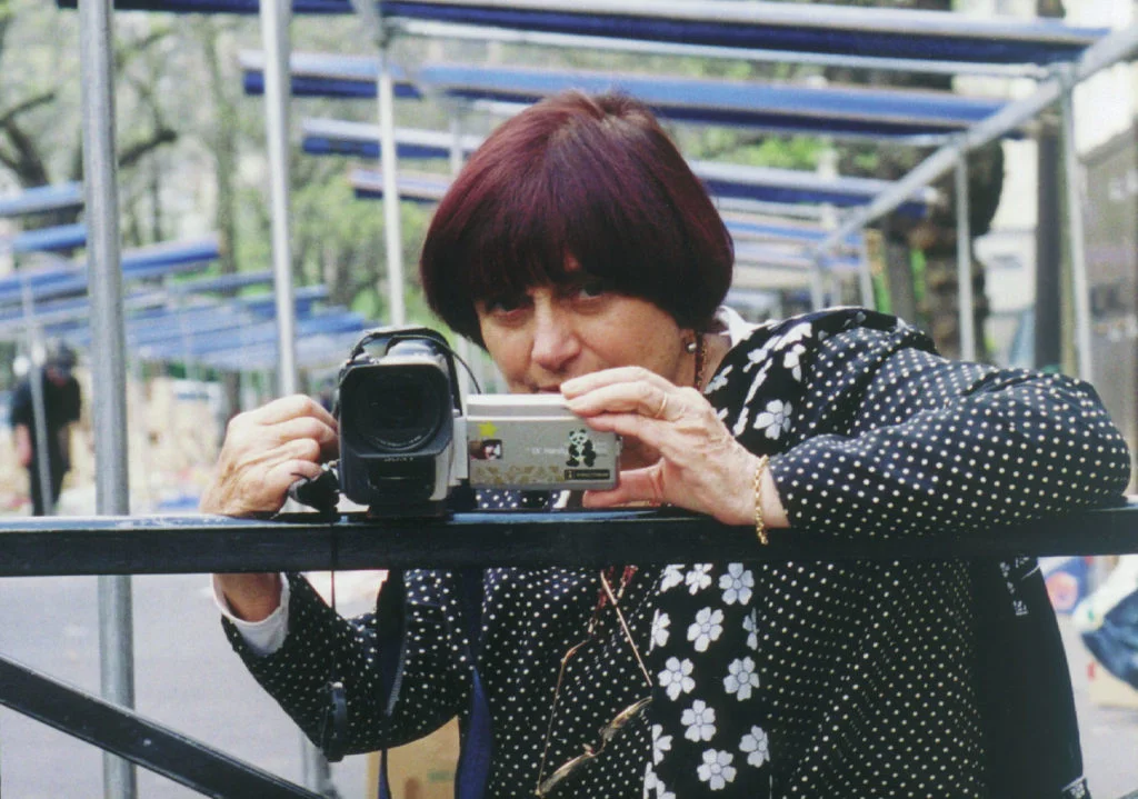 Agnés Varda operando una cámara de video digital de mano.