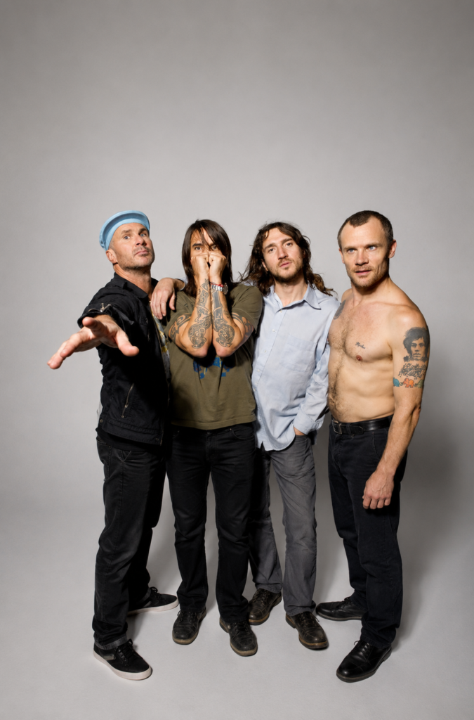 Los integrantes de la banda Red Hot Chili Peppers posando juntos en una sesión de fotos en 2006: de izquierda a derecha, Chad Smith, Anthony Kiedis, el guitarrista John Frusciante y el bajista Flea.