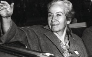 LEE CINCO POEMAS DE GABRIELA MISTRAL
