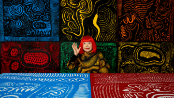 Siete documentales sobre pop art que puedes ver gratis en línea La artista contemporánea japonesa Yayoi Kusama posa con su icónica peluca roja frente a varios de sus cuadros de patrones infinitos, redes y lunares amarillos y negros en su estudio de Tokio, Japón.