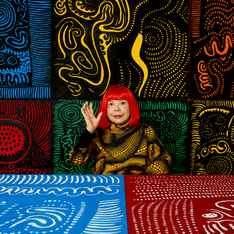 La artista contemporánea japonesa Yayoi Kusama posa con su icónica peluca roja frente a varios de sus cuadros de patrones infinitos, redes y lunares amarillos y negros en su estudio de Tokio, Japón.