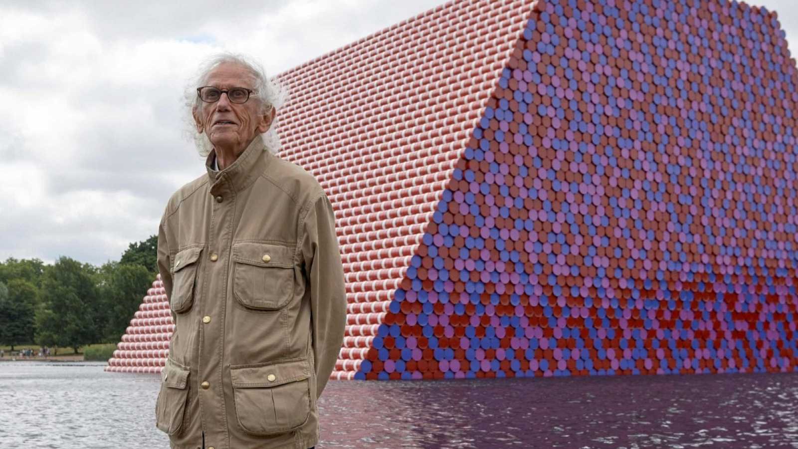 CHRISTO VLADIMIROV: EL ARTISTA QUE ENVOLVÍA  CIUDADES Y EDIFICIOS