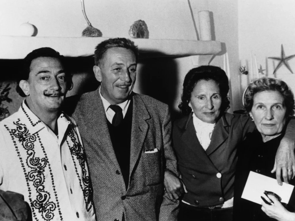 Fotografía histórica en blanco y negro de Salvador Dalí, Walt Disney, Gala Dalí y Lillian Disney reunidos durante los años de colaboración del proyecto Destino.
