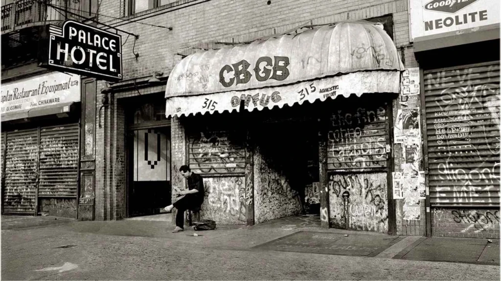 Fachada histórica del club CBGB en Nueva York, icono de la contracultura y el punk rock, capturando la esencia de la estética urbana y visual.