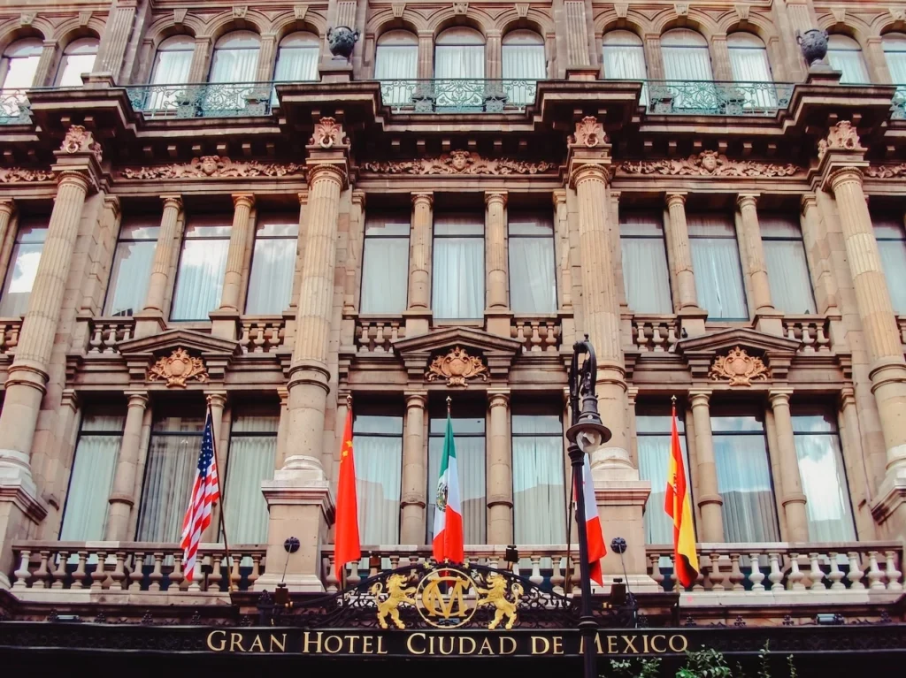 Fachada exterior del Gran Hotel Ciudad de México en el Centro Histórico, destacando su arquitectura Art Nouveau y el rótulo dorado sobre la entrada principal.
