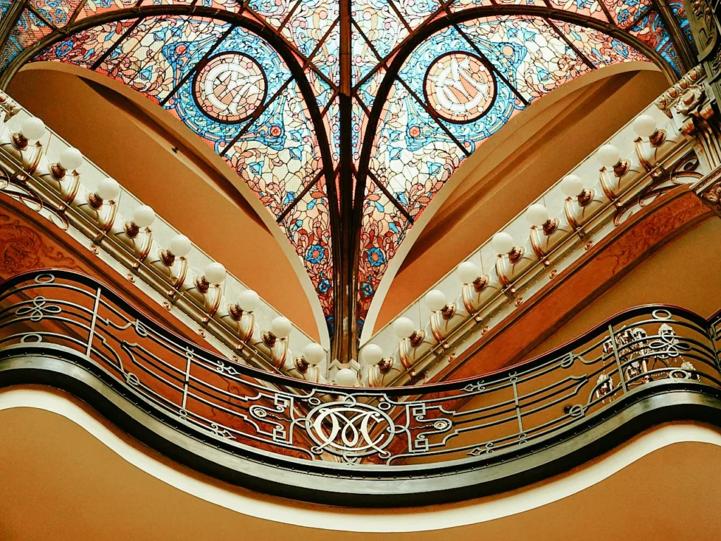 Detalle de los elevadores originales de jaula y escaleras de caracol con herrería Art Nouveau en el interior del Gran Hotel de la Ciudad de México.