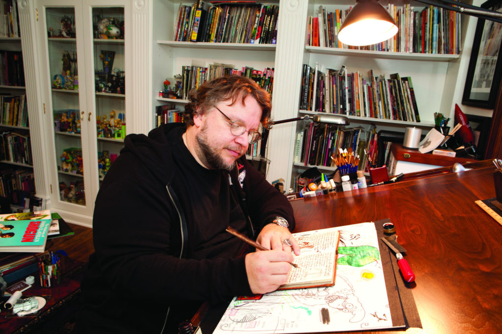Guillermo del Toro firmando sus bocetos
