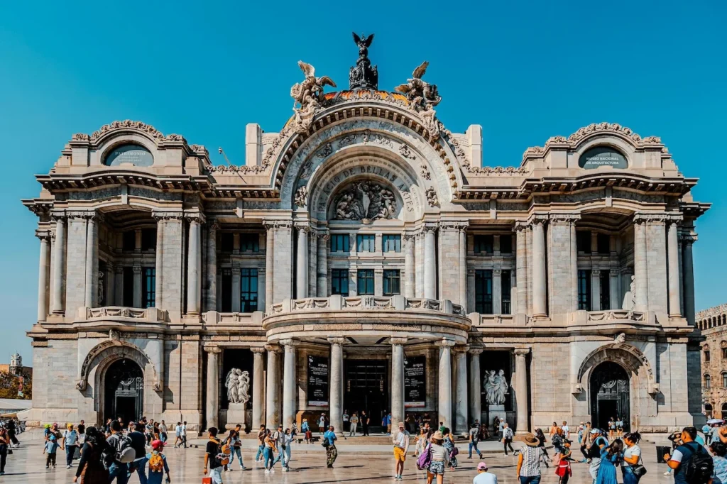 Fachada principal del Palacio de Bellas Artes en la Ciudad de México, destacando su arquitectura de mármol y la transición estética del Porfiriato.