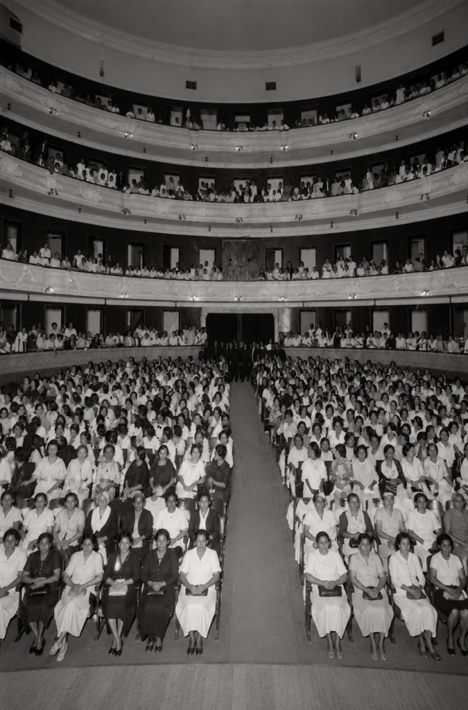 Fotografía histórica en blanco y negro que muestra la asistencia masiva de más de 600 mujeres, en su mayoría maestras, sentadas en las butacas y palcos del Teatro Peón Contreras durante el Primer Congreso Feminista de Yucatán en enero de 1916.
