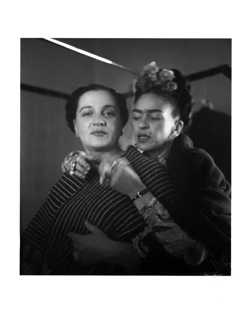 Fotografía histórica de Aurora Reyes y Frida Kahlo juntas, ilustrando su cercana amistad y el contexto intelectual del muralismo mexicano antes de la Fridamanía.