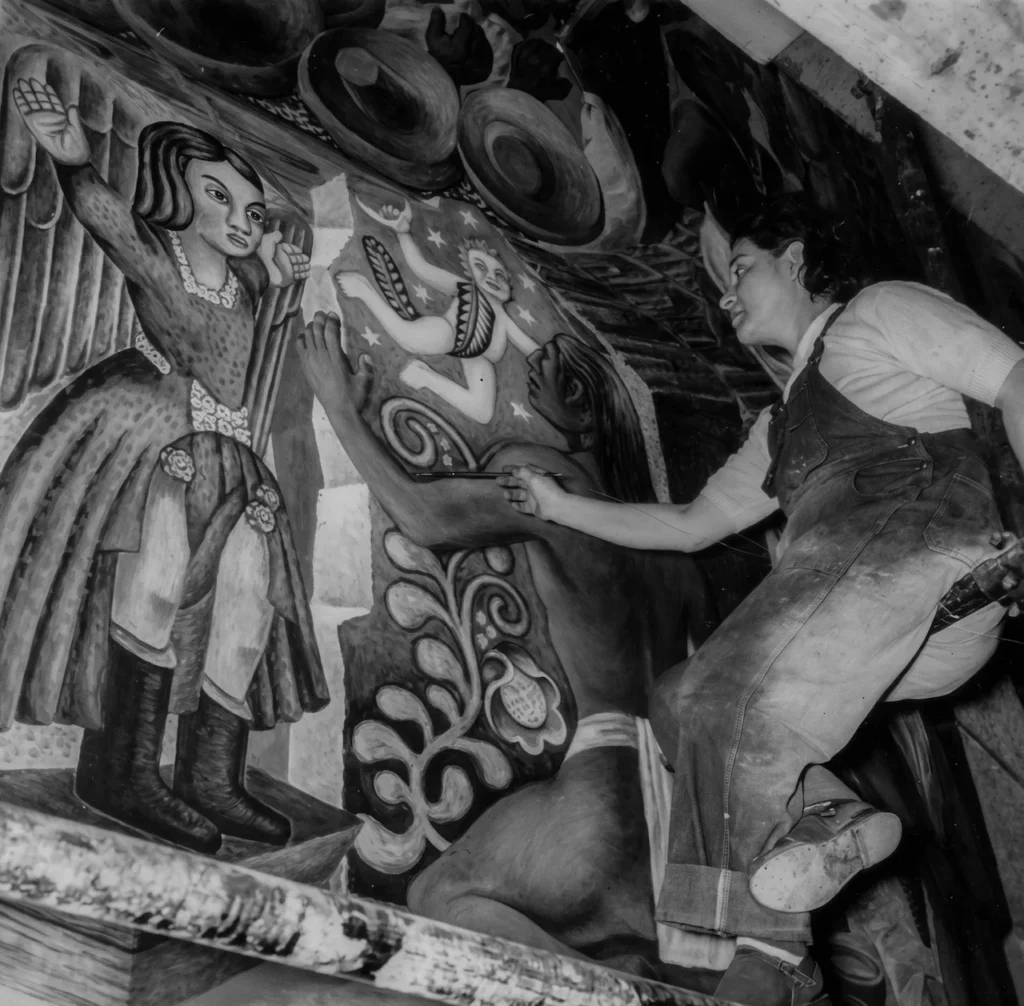 Mural de Aurora Reyes representando a una mujer trabajadora y la lucha obrera en México, ilustrando su papel como la primera muralista mexicana y revolucionaria.