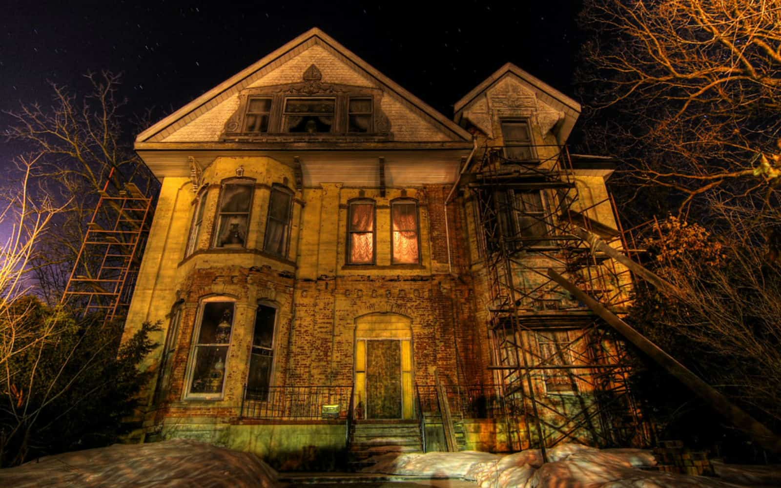 Старые дома живые. Заброшенный особняк Manor House. Особняк в Новосибирске с привидениями. Дом с призраками в вомельсдорфе, Пенсильвания. Заброшенный особняк Manor House зимой.