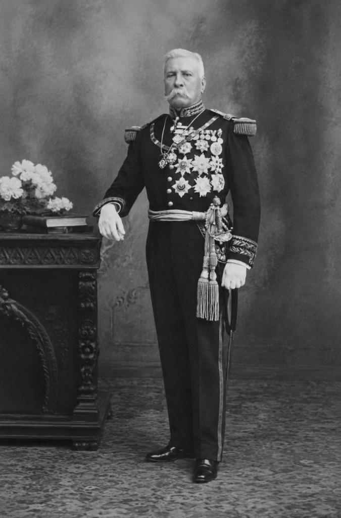 Retrato oficial de cuerpo completo del general Porfirio Díaz en uniforme militar de gala con medallas. Fotografía histórica en blanco y negro de la Fototeca Nacional de México, usada para contextualizar poemas del Porfiriato y la Revolución Mexicana.