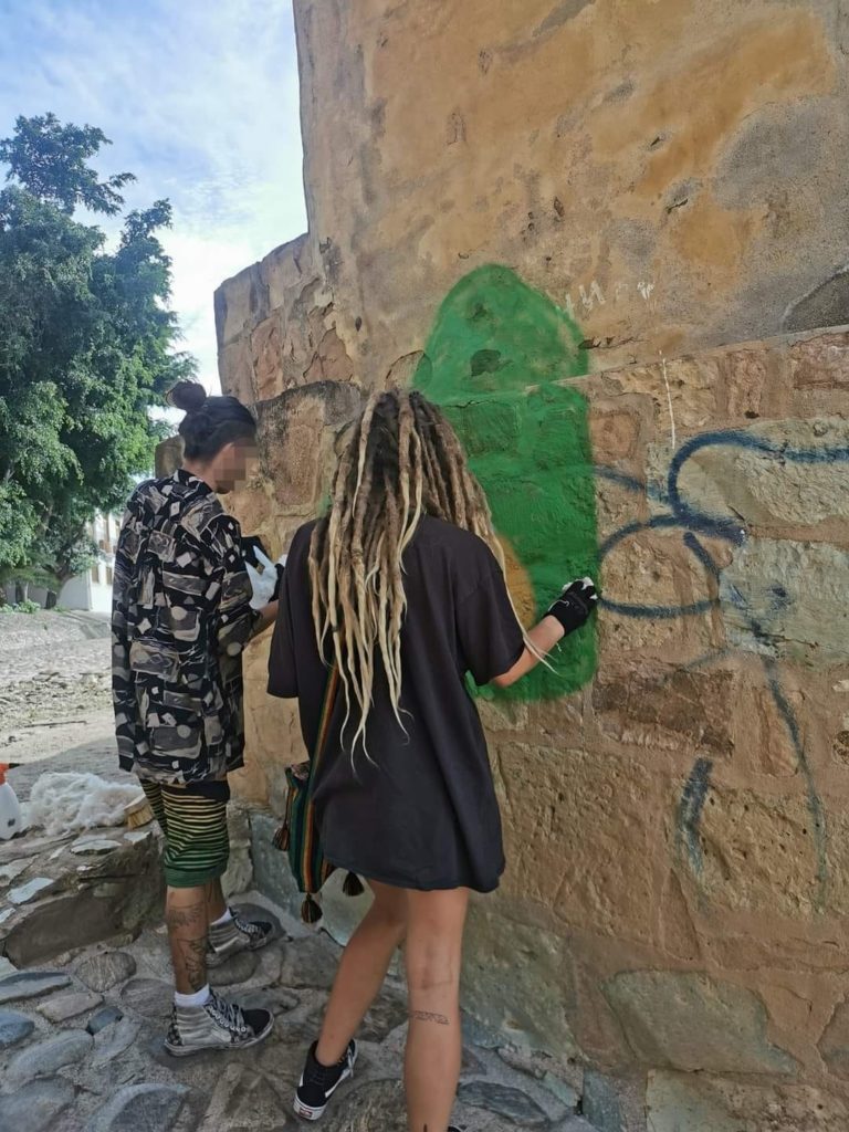 grafiteros limpiando pintas Oaxaca