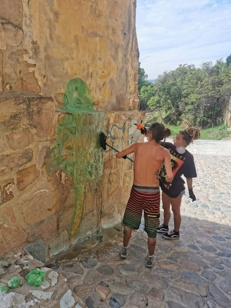 Grafiteros limpian sus pintas en Acueducto La Cascada Oaxaca