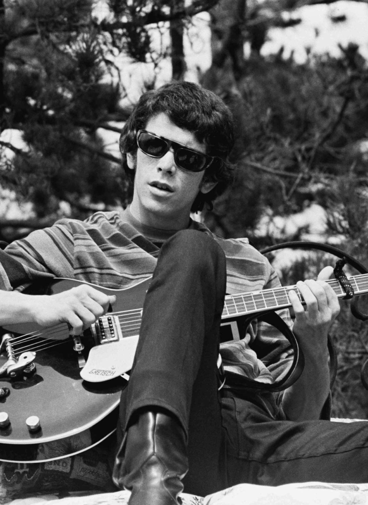 Lou Reed de joven tocando su guitarra