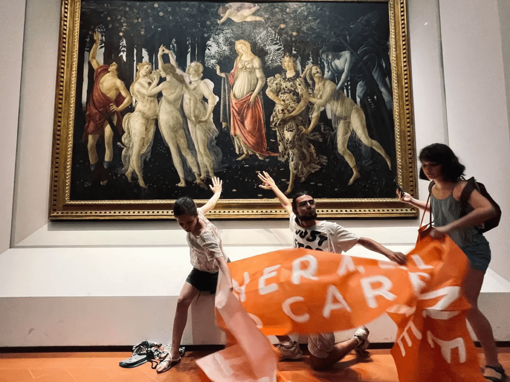 Activistas de Ultima Generazione pegan sus manos en cuadro de Botticelli para protestar