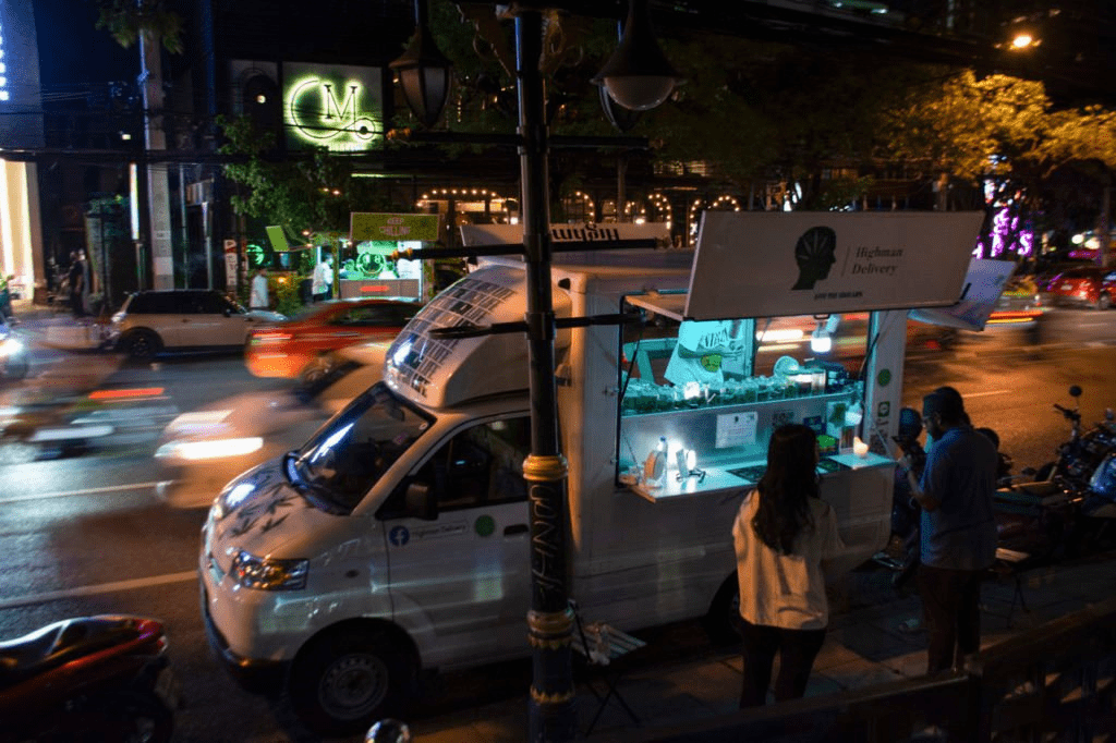 Los carritos de marihuana exprés se han ido adueñando de las calles de Bangkok