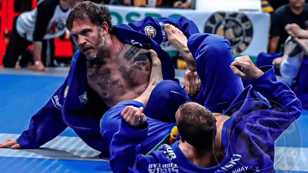 Tom Hardy sometiendo  a un rival en competencia de Jiu Jitsu