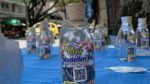 Un joven artista vende botellas llenas de aire real de Medellín