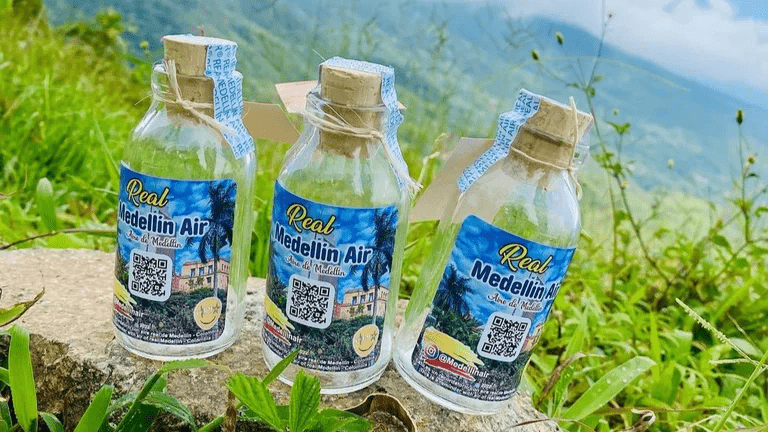 Botellas de Real Medellín Air, el aire embotellado que está causando sensación entre los turistas que visitan Colombia