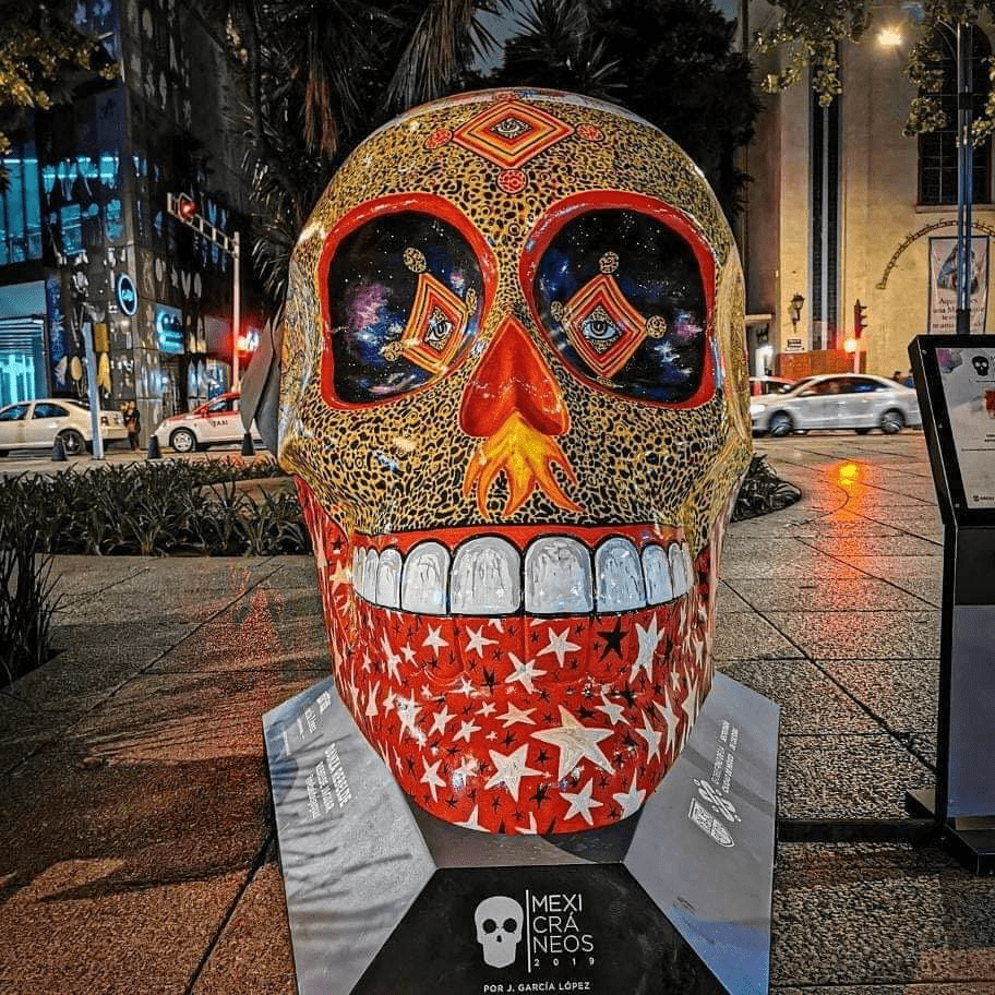 Cráneo pintado y exhibido en el paseo de la Reforma para celebrar el Día de Muertos en CDMX, Mexicráneos