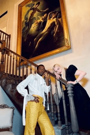 Madonna posando en su casa donde se aprecia el cuadro Diana y Endimión
