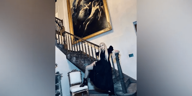 Madonna posando con el cuadro Diana y Endimión, la obra que ha pedido prestada la ciudad de Amiens