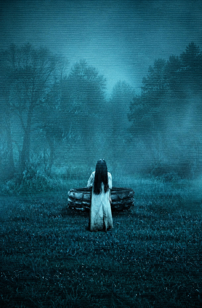 El fantasma de Samara Morgan de espaldas junto al pozo de piedra en un bosque con niebla azul de la película El Aro.