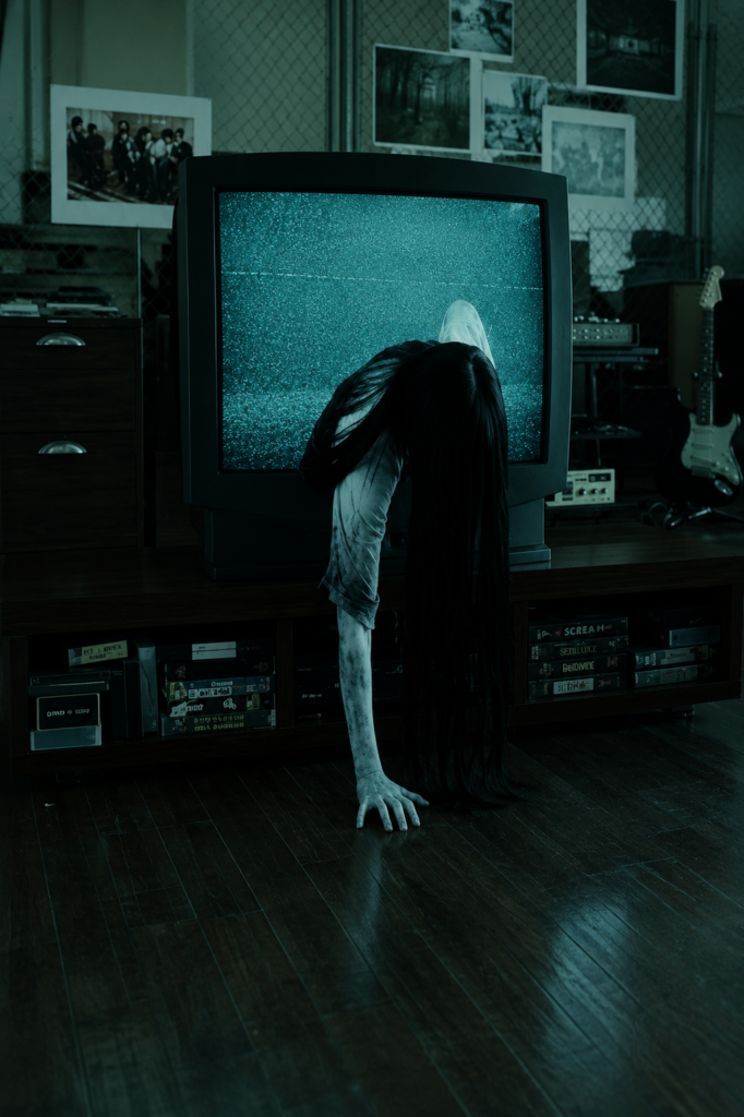 El fantasma de Samara Morgan saliendo de una pantalla de televisión antigua con estática en la película de terror El Aro de 2002.