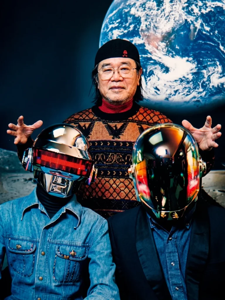 Leiji Matsumoto posando con Daft Punk frente a una imagen de la Tierra para la promoción de Interstella 5555.