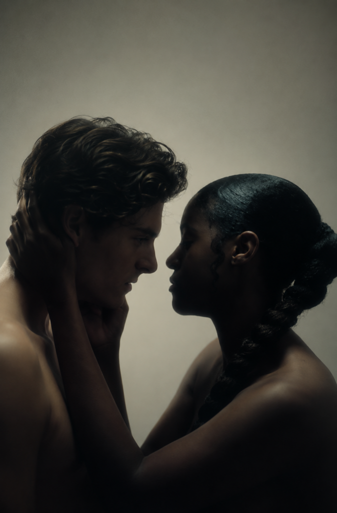 Retrato artístico en claroscuro y tonos oscuros de un hombre y una mujer de perfil abrazándose íntimamente frente a frente, portada promocional de French Kiss por Space Motion Records.