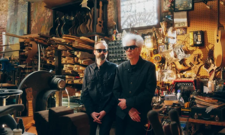 Jim Jarmusch: Un Icono del Cine y la Música Independiente