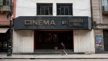 Vista exterior del Cinema Río en la calle República de Cuba, Centro Histórico de la Ciudad de México, mostrando su marquesina negra con letras doradas y un transeúnte caminando frente a la entrada.