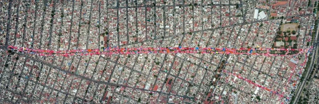 Vista aérea o panorámica del tianguis de la San Felipe de Jesús, destacando la extensión masiva de puestos de ropa de paca y comercio en la Avenida Dolores Hidalgo.