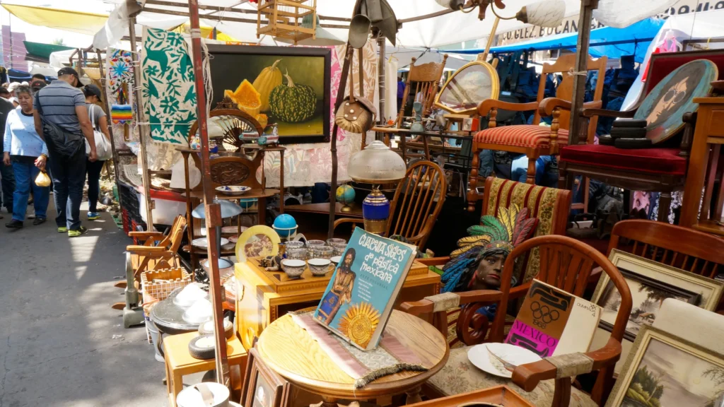 Exhibición de mobiliario antiguo, lámparas y objetos de colección en el tianguis de antigüedades de La Lagunilla, Ciudad de México.