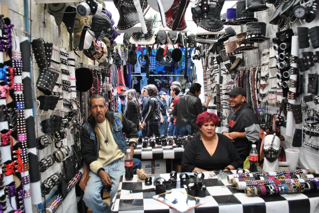 Puestos de discos de vinilo, fanzines y ropa de subculturas urbanas en el Tianguis Cultural del Chopo, Ciudad de México.