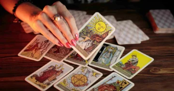 Cómo Usar las Cartas del Tarot para la Autorreflexión y el Crecimiento Personal