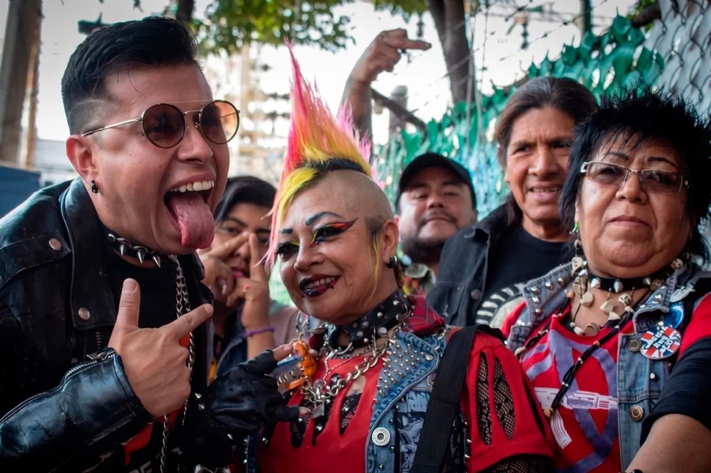 Ismael Montes de Oca "Isma El Filoso" junto a miembros de la comunidad punk en México, mostrando la estética de crestas, estoperoles y cuero. Fotografía: Cynthia Benítez.