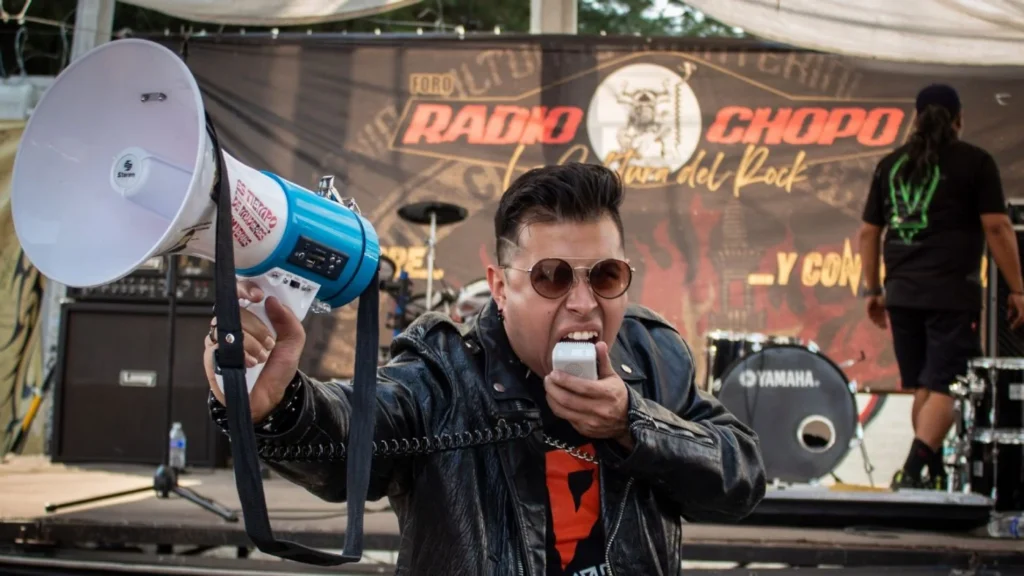 Ismael Montes de Oca "Isma El Filoso" con megáfono en el Foro Radio Chopo, promoviendo la cultura punk y el programa Estoperol. Fotografía: Cynthia Benítez.