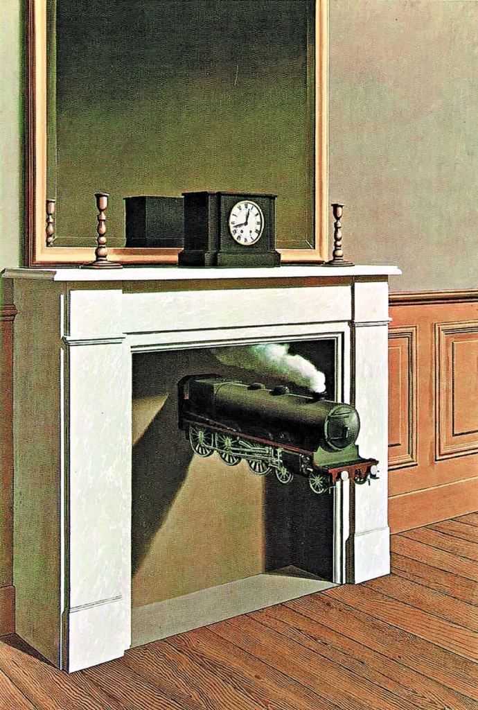 Pintura surrealista La duree poignardee de Rene Magritte que muestra una locomotora de vapor saliendo de una chimenea hogareña con un reloj arriba.