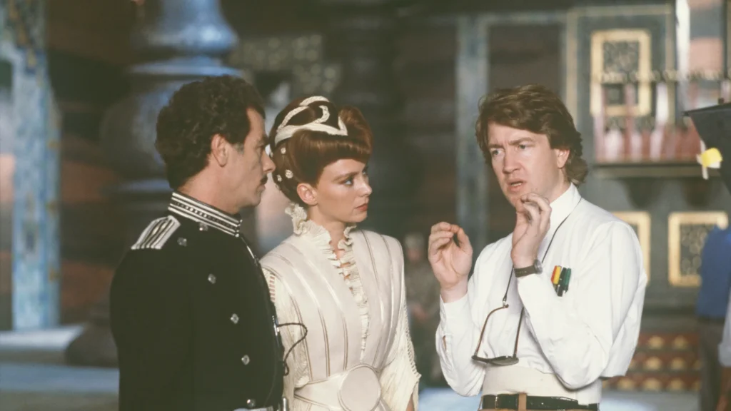 El actor Dean Stockwell como el Doctor Wellington Yueh, la actriz Francesca Annis como Lady Jessica y el director David Lynch conversando en el set de filmación de la película Dune (1984) dentro de los Estudios Churubusco en México.