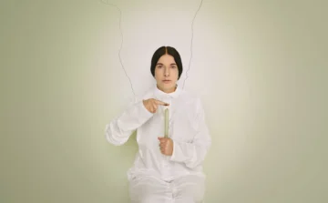 Marina Abramović en la Semana del Arte por colaboración con marca mexicana marina-abramovic-artist-portrait-with-a-candle