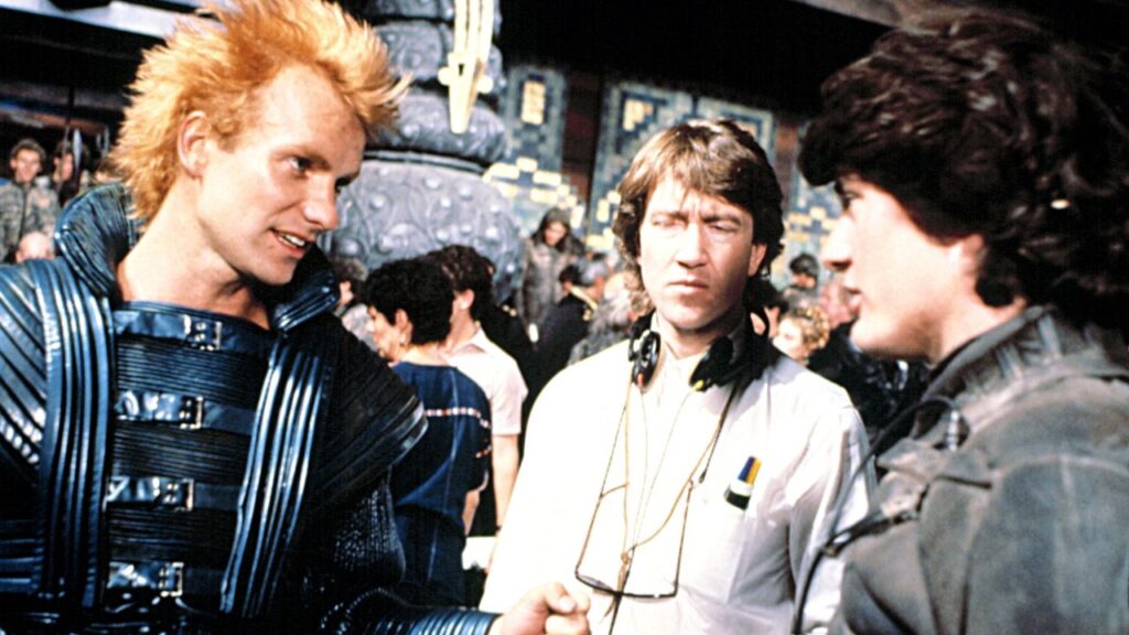 El cantante Sting caracterizado como Feyd-Rautha Harkonnen, el director David Lynch y el actor Kyle MacLachlan conversando en un descanso de la filmación de Dune (1984) en los foros de la Ciudad de México.