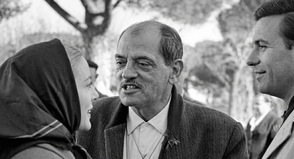 Fotografía en blanco y negro de Luis Buñuel conversando con Silvia Pinal y Francisco Rabal, el actor y director que facilitó el encuentro entre ambos artistas en Madrid.