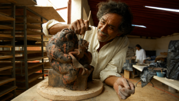 El artista mexicano Francisco Toledo moldeando una escultura de cerámica en su taller de Oaxaca.